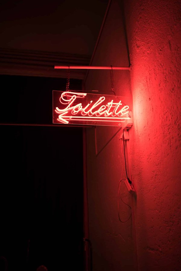 Quelle est la fréquence recommandée de bains pour un chat Laperm à la peau grasse ?